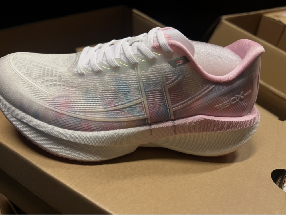 Xtep sin supertrainer med karbonplate, og samme skum som i toppmodellene, Xtep Ace. En svært behagelig sko til mengdetrening og konkurranser. Samme gode grep og slitestyrke som på 160X-serien.