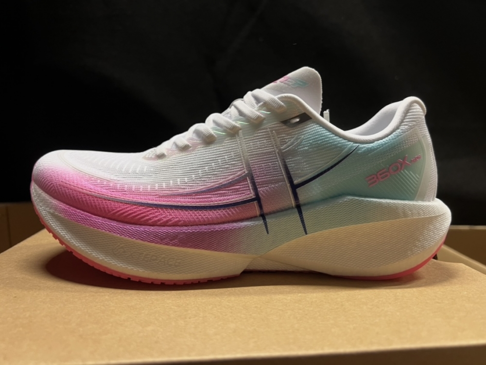 Xtep sin supertrainer med karbonplate, og samme skum som i toppmodellene, Xtep Ace. En svært behagelig sko til mengdetrening og konkurranser. Samme gode grep og slitestyrke som på 160X-serien.