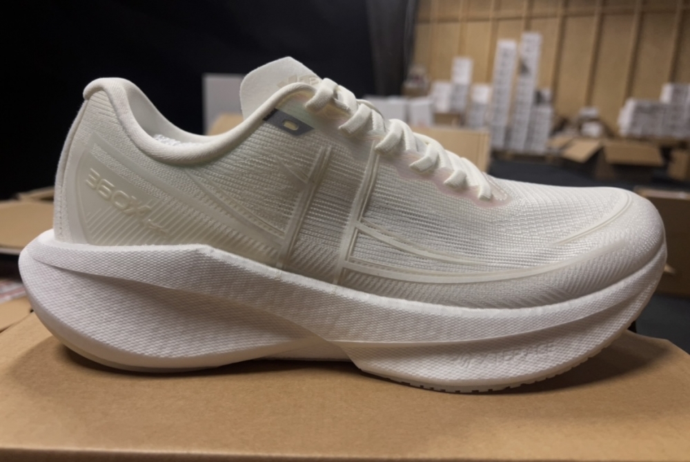 Xtep sin supertrainer med karbonplate, og samme skum som i toppmodellene, Xtep Ace. En svært behagelig sko til mengdetrening og konkurranser. Samme gode grep og slitestyrke som på 160X-serien.