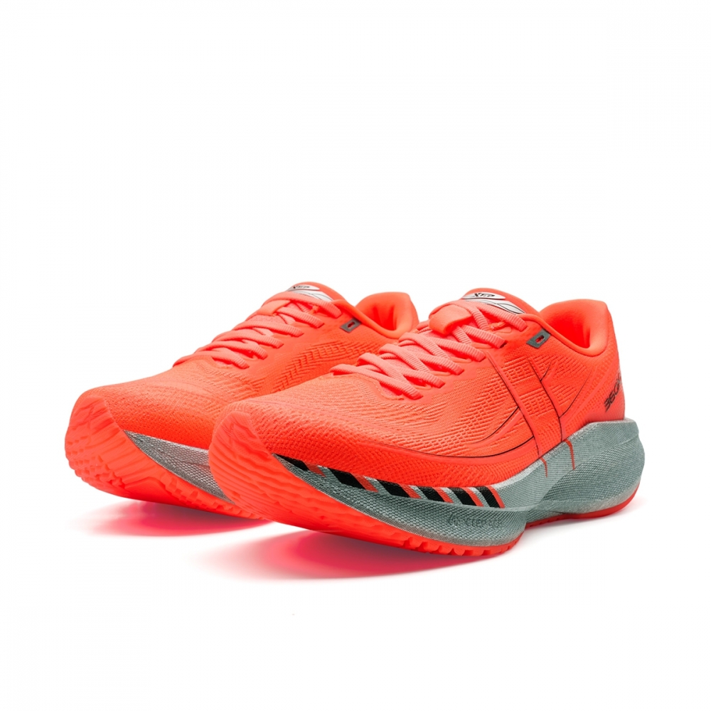 Xtep sin supertrainer med karbonplate, og samme skum som i toppmodellene, Xtep Ace. En svært behagelig sko til mengdetrening og konkurranser. Samme gode grep og slitestyrke som på 160X-serien.